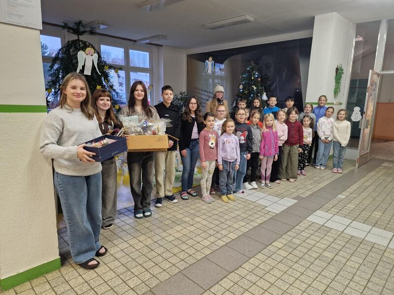 Naše škola pomáhá – vánoční dárky pro Charitu Česká Lípa