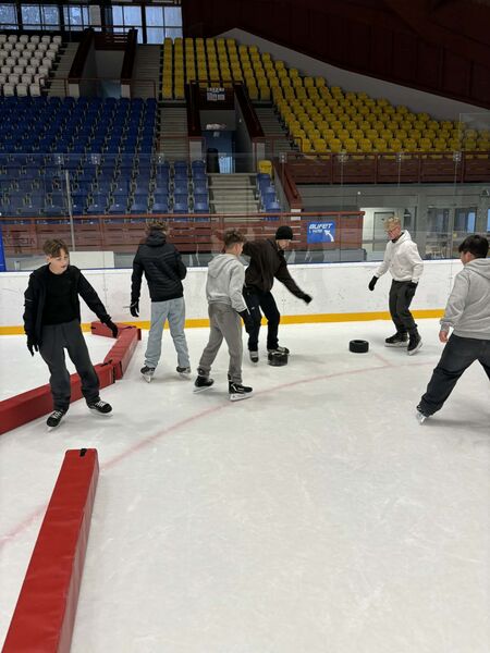 Ledové piruety i první krůčky; druhostupňáci ovládli zimní stadion