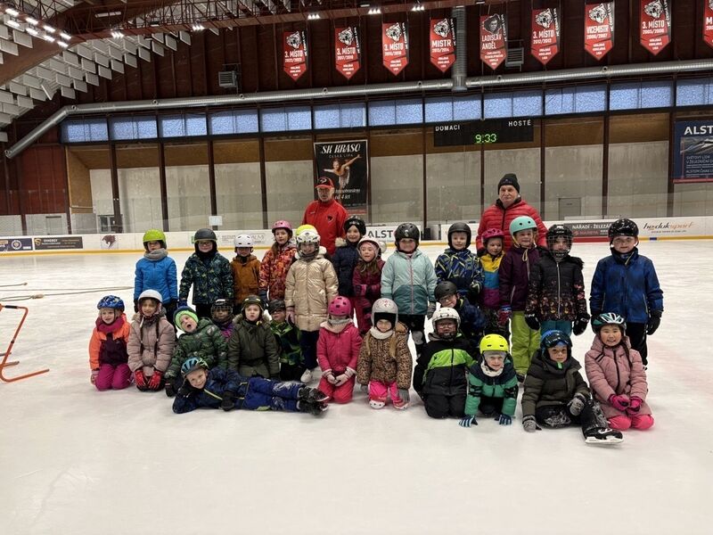 Třídy 1.A a 1.B úspěšně zvládly školu bruslení ⛸️