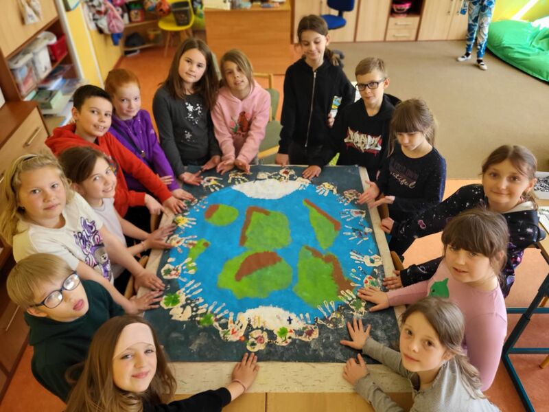 Den Země ve školní družině: od úklidu až k vesmírným misím
