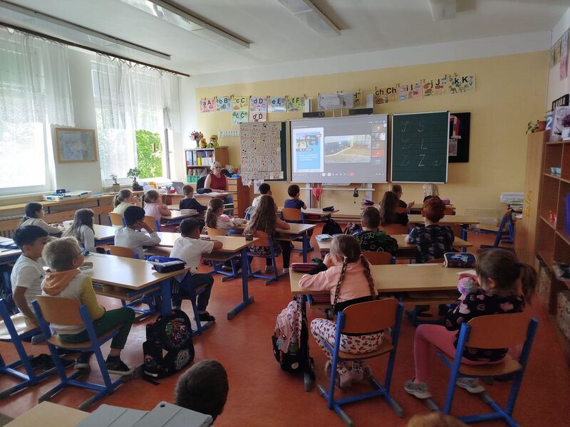Dvě třídy, jedna žirafa aneb dvojitá síla pro žirafu